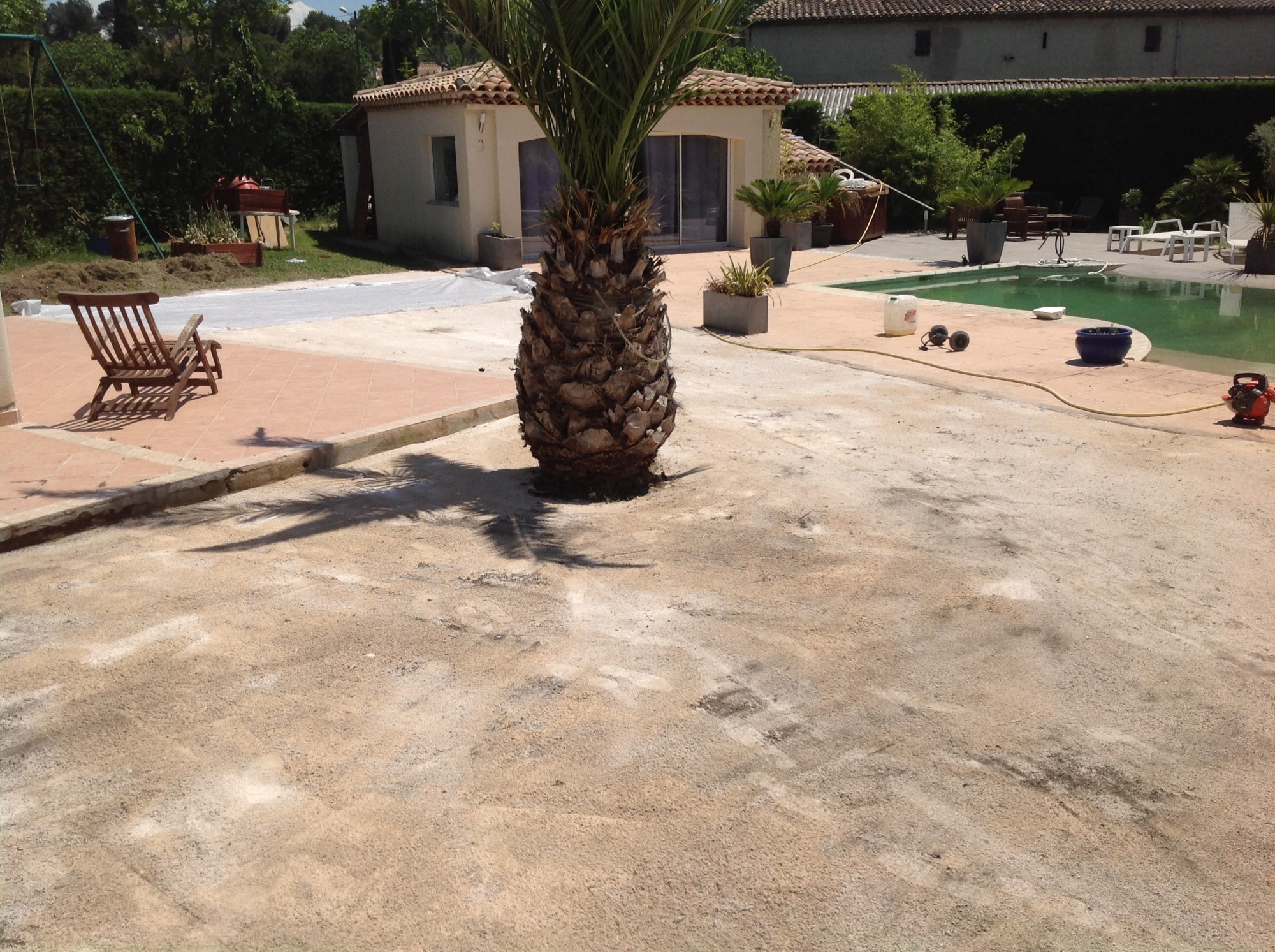 Préparation du terrain pour la pose d'un gazon synthétique à Marseille